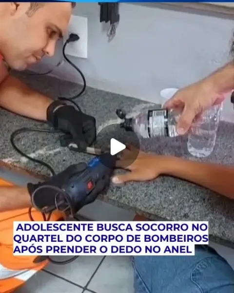 Adolescente tem anel cortado por bombeiros após prender o dedo