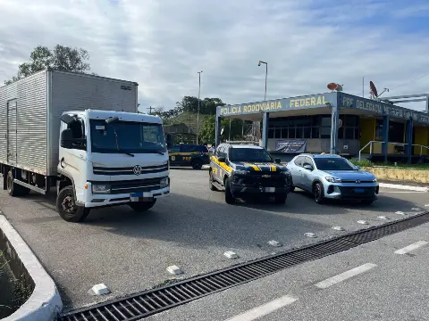 Assaltantes são presos com carga de bebida furtada na BR-262