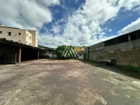 Alugo galpão em Itaúna com excelente localização!!