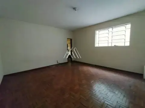 Alugo apartamento em Itaúna com excelente localização — Centro