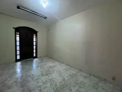 Alugo casa de 2 pavimentos no Padre Eustáquio com ótima localização!
