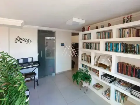Vendo casa com 03 quartos no bairro Universitário