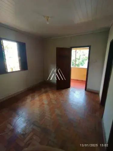 Vendo casa antiga com excelente construção em Itaúna em excelente localização no Santanens