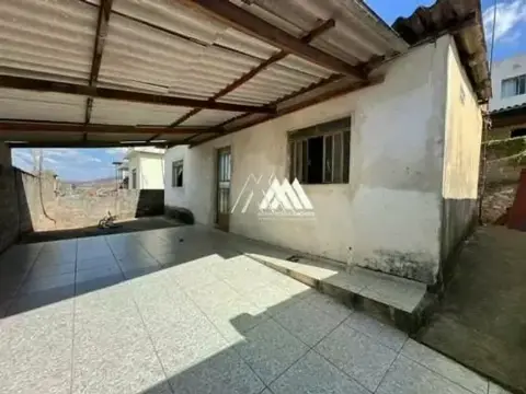Vendo casa com 03 quartos e 02 vagas de garagem no Lourdes