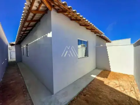 Vendo Casa com 03 Quartos, Cozinha Integrada e 02 Vagas de Garagem — Sao Bento