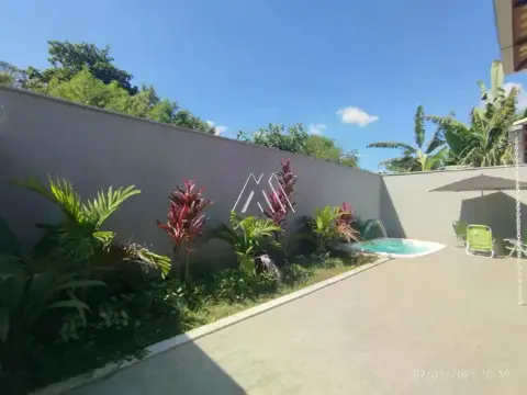 Vendo casa com 03 quartos com uma excelente localização.