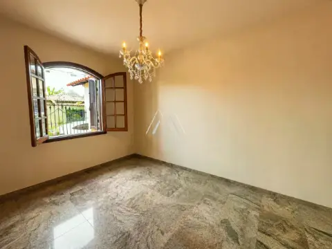 Casa 3 quartos para alugar no Centro em Itaúna