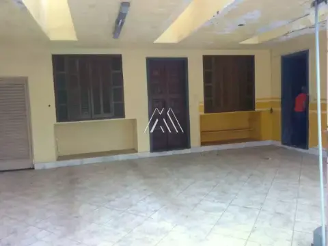 Vendo casa em Itaúna em excelente localização na região central!