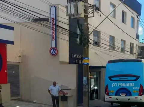 Pedestre é atingido por ônibus no Centro
