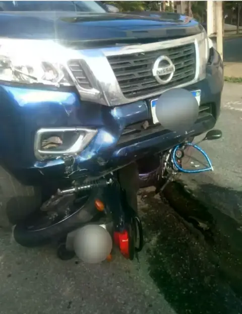 Colisão entre camionete e moto deixa ferido no bairro Lourdes