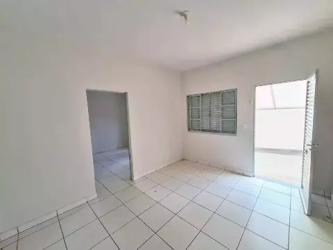 Casa com ótima localização — 3 quartos para alugar no Centro