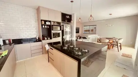 Vendo Casa com Suíte, Closet e Área Gourmet - Conforto e Segurança — Conjunto Habitacional Jadir Marinho