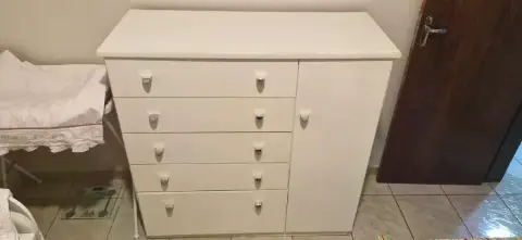 Cômoda 5 gavetas/ 1 porta