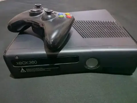 Xbox 360 Slim Preto + Controle e Cabos
