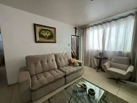 Alugo casa em Itaúna com ótima localização!