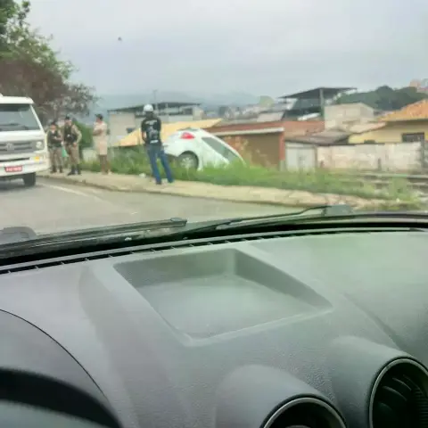 Carro sai da via e para sobre trilho na avenida Lenhita