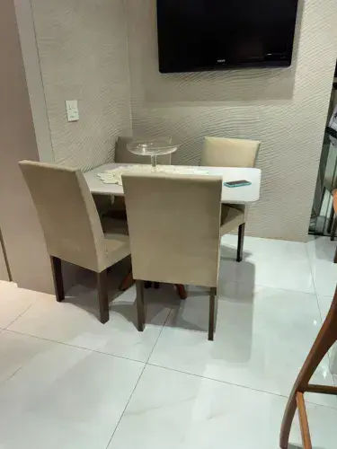 Mesa de Jantar com 6 Cadeiras Estofadas
