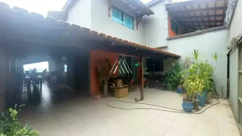 Vendo casa de dois pavimentos em Itaúna em excelente localização — Morada Nova