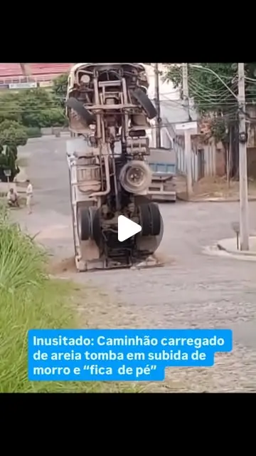 Caminhão de areia tomba em Pará de Minas