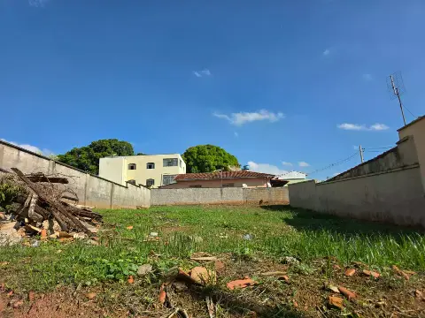 Lote à venda no bairro Santanense com 303 m2