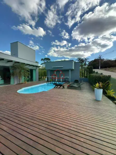 Casa residencial em Itaúna/MG no Condomínio Recanto dos Pássaros • 1 suíte, piscina e área gourmet