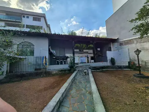 Casa com excelente localização no Belvedere